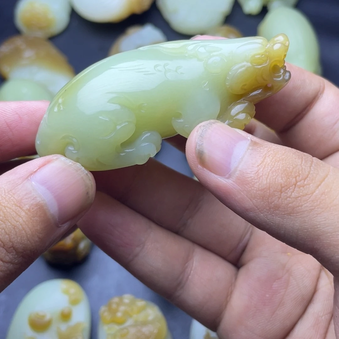 颈饰未镶嵌和田玉（糖玉）