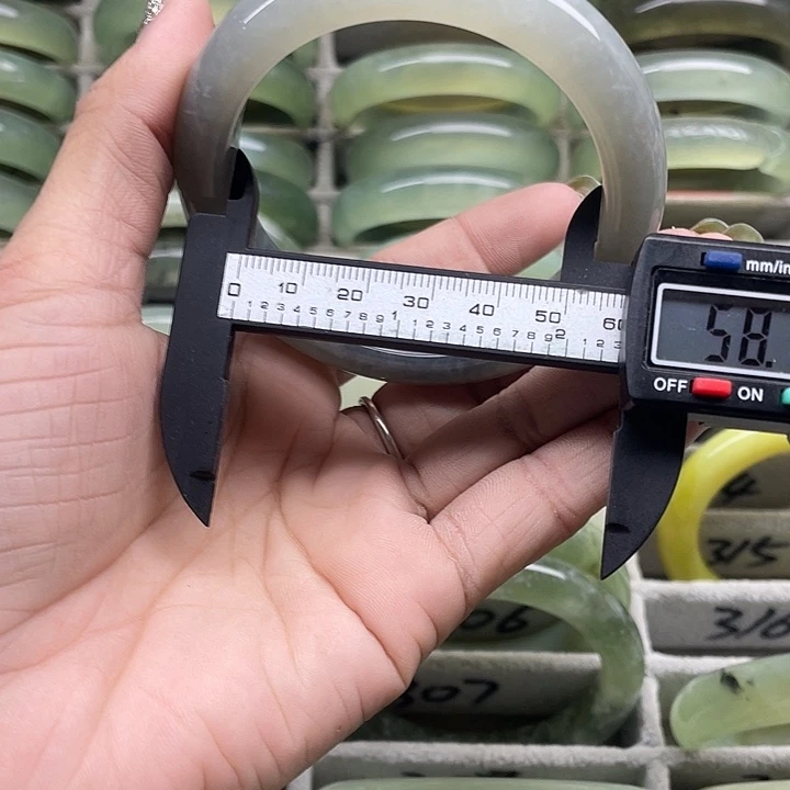 蛇纹石玉未镶嵌手镯316