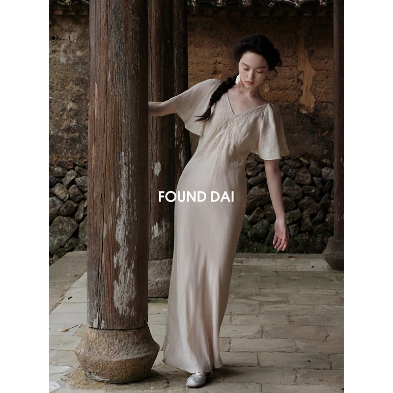 提花苎麻料 | 法式刺绣 | 斜裁显瘦连衣裙
