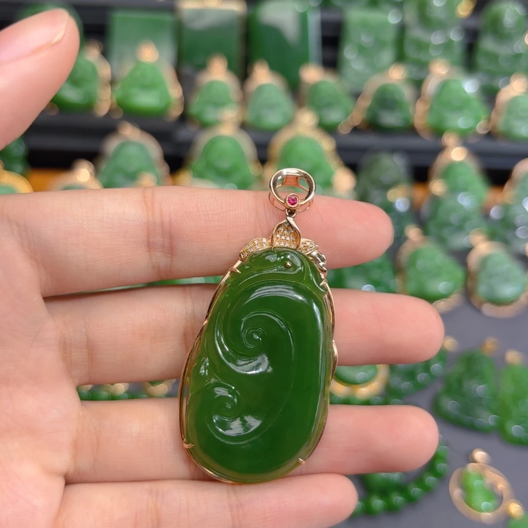 颈饰18K金镶嵌和田玉（碧玉）