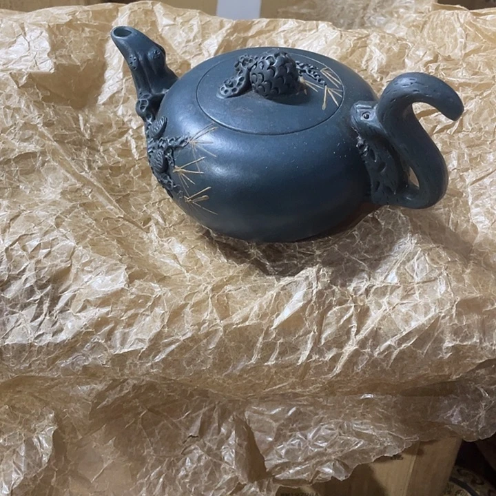 紫砂茶壶原矿泥料手工制作的一把紫砂壶。