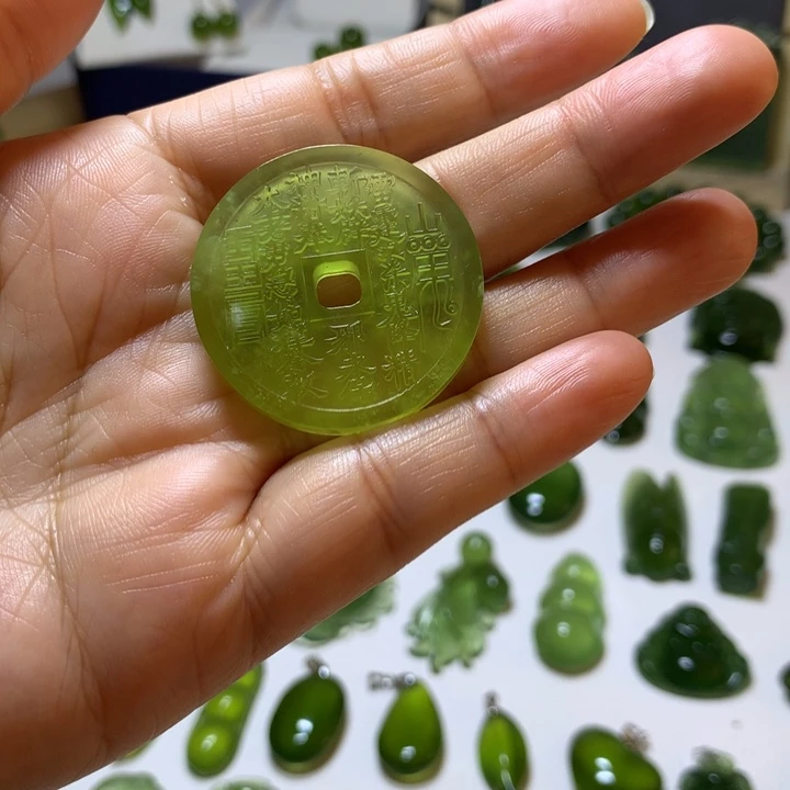 岫玉未镶嵌颈饰吊坠