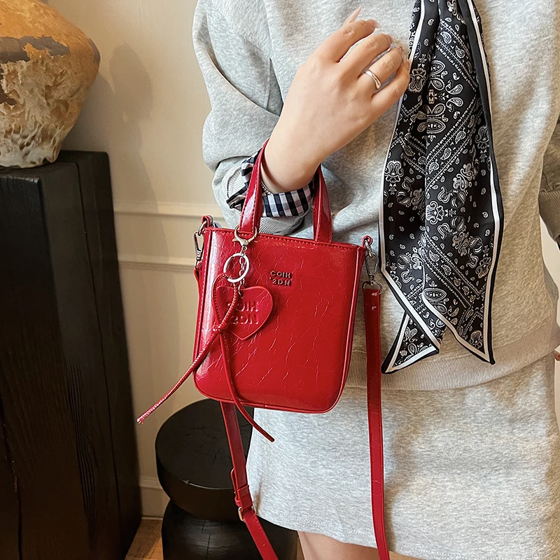 真皮质感女士方款耐刮主袋手提式拉链手机包时尚单肩洋气小包包