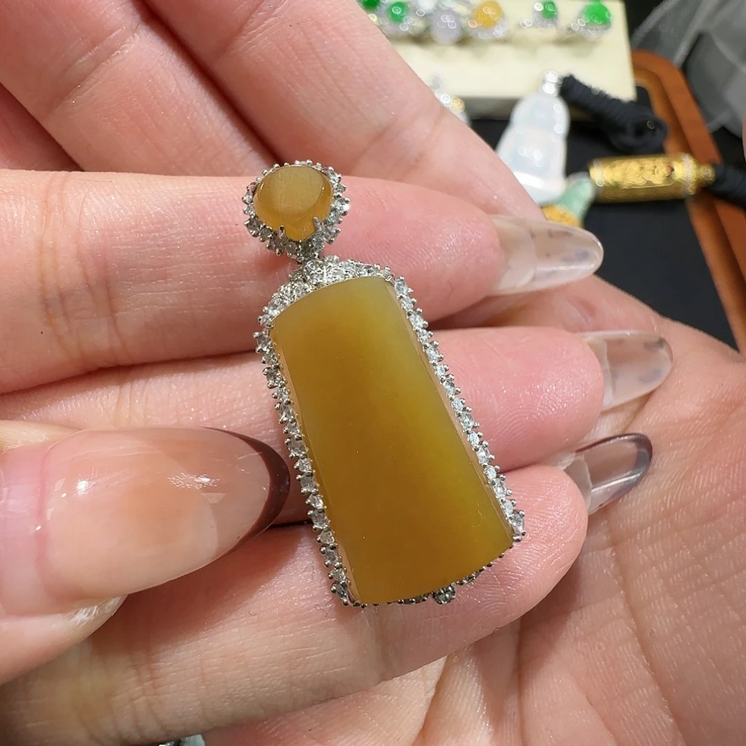 【闪购商品】颈饰18K金镶嵌翡翠