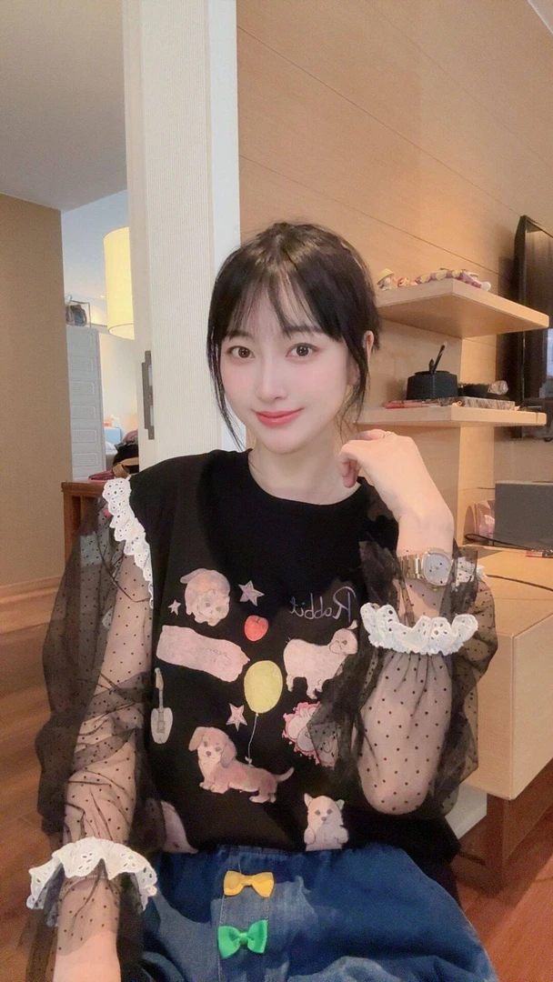 【张静芝】减龄可爱气球卡通狗狗拼接精致钩花边蕾丝袖夏季T恤