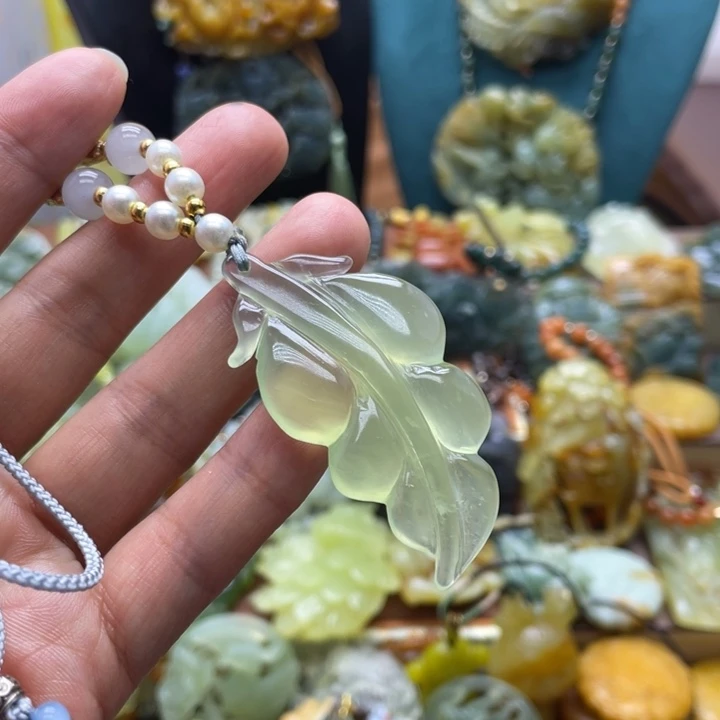 蛇纹石玉未镶嵌颈饰