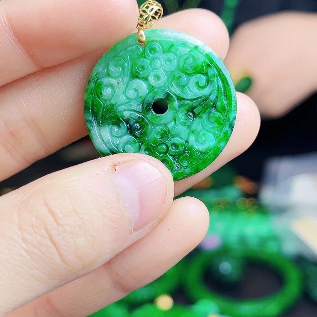 颈饰18K金镶嵌翡翠多样性