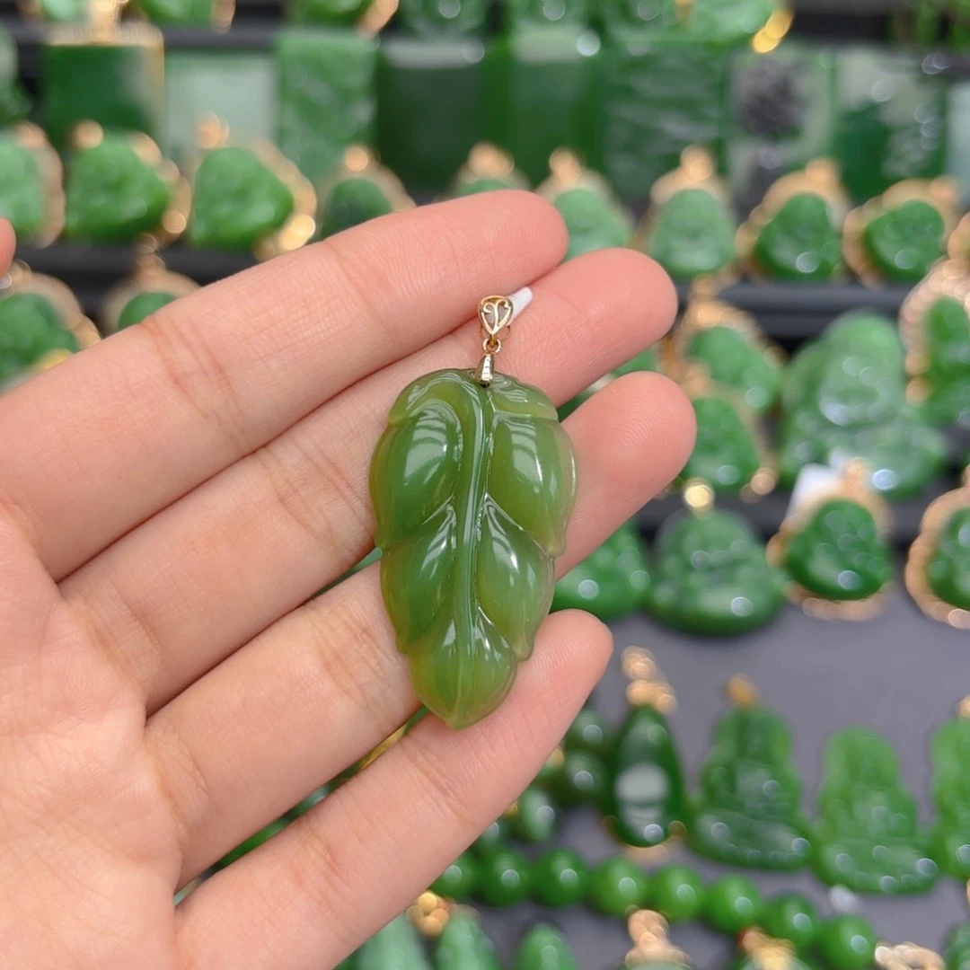 颈饰18K金镶嵌和田玉（碧玉）