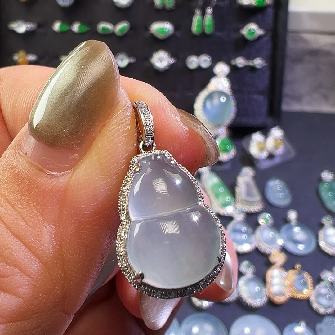 翡翠18K金镶嵌颈饰吊坠