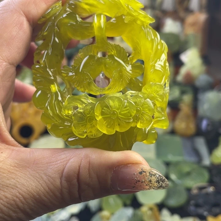 蛇纹石玉颈饰合金来****尘