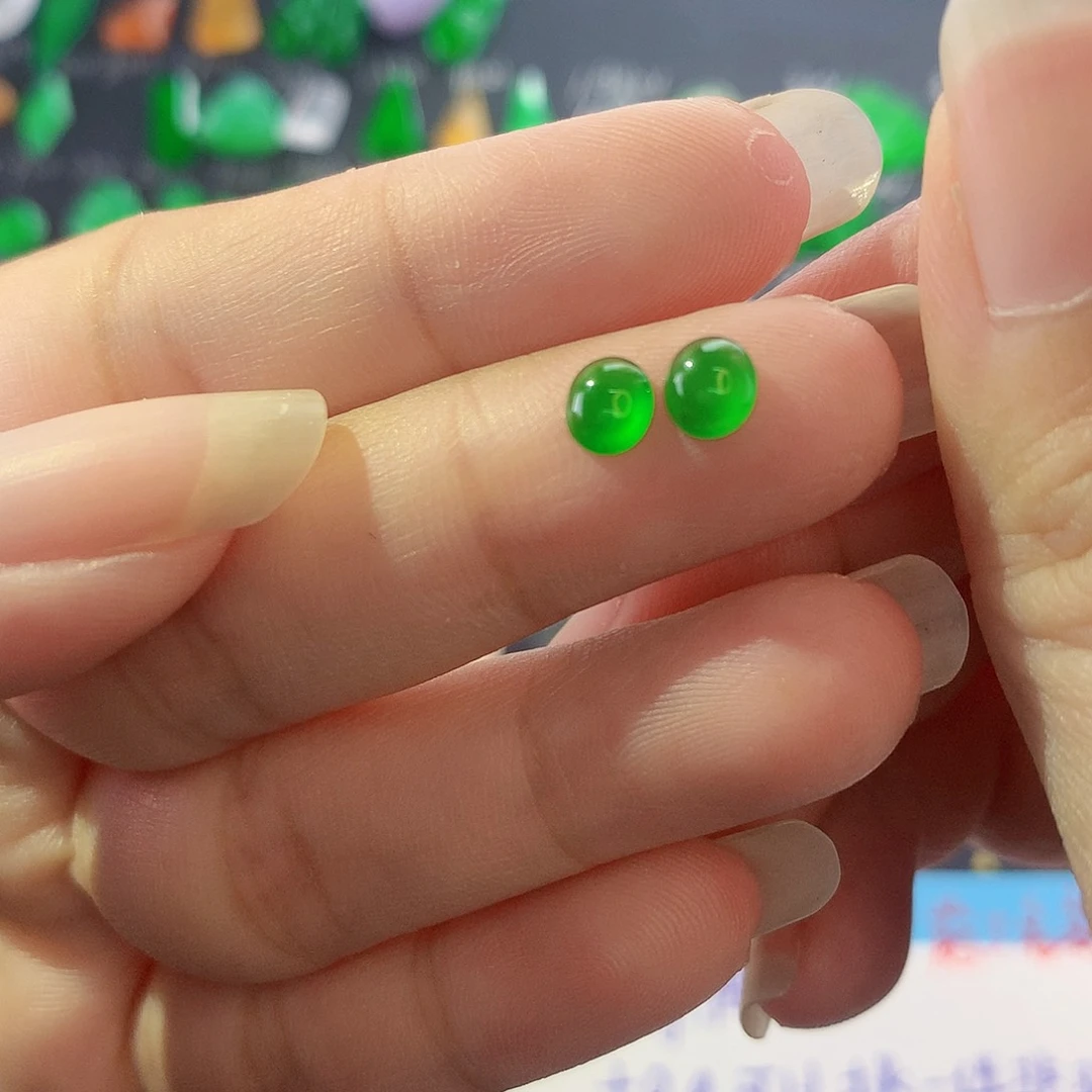 【闪购商品】翡翠未镶嵌颈饰小绿蛋一对