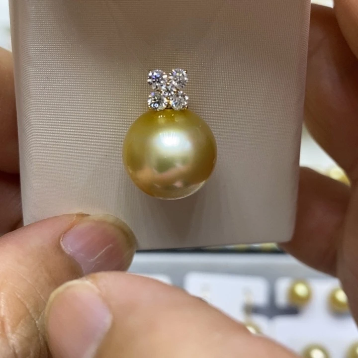 18K金镶嵌海水珍珠金珠吊坠
