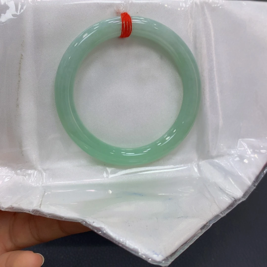 翡翠手镯未镶嵌翡翠