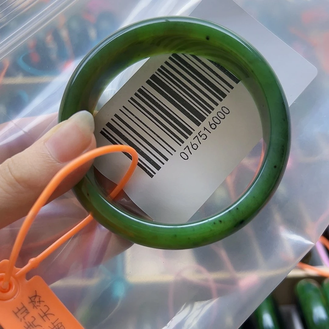 鸿***）和田玉手镯未镶嵌