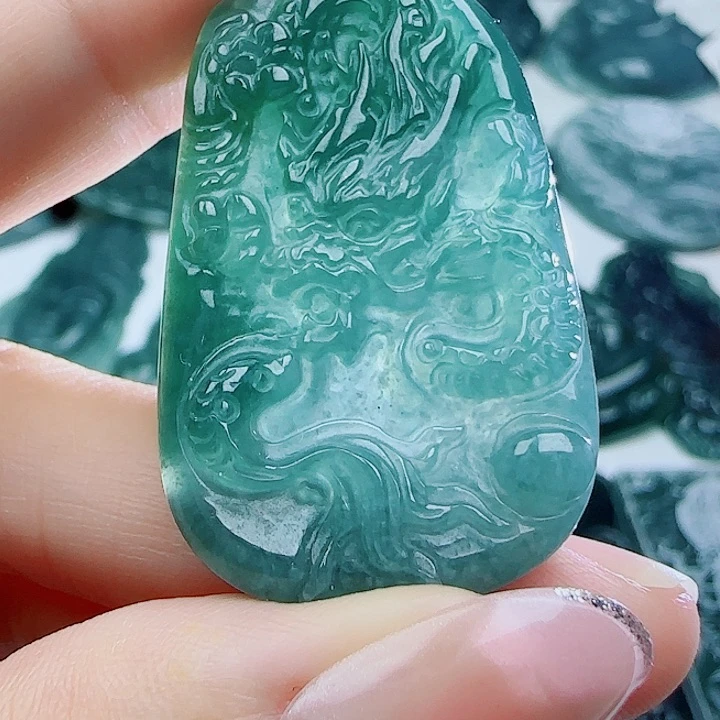 翡翠未镶嵌颈饰多样性发货天然的A货翡翠