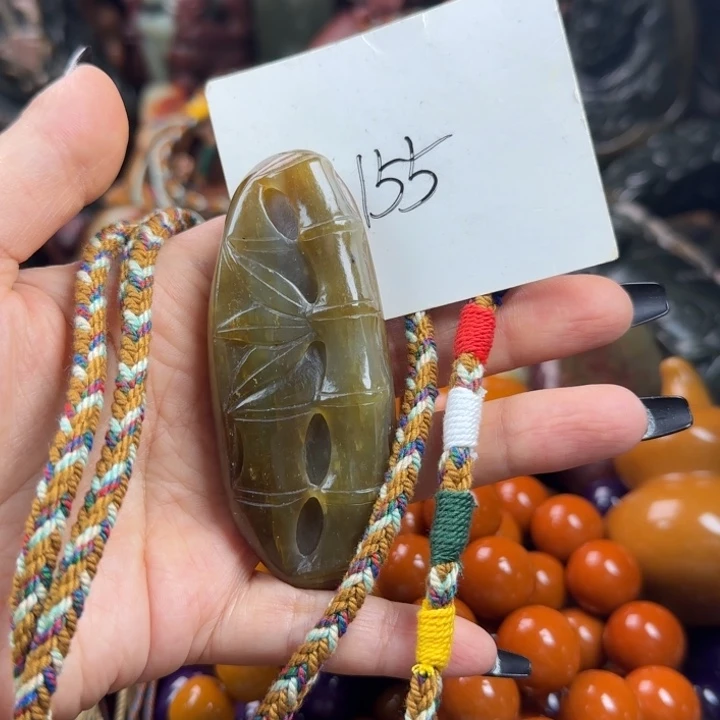 未镶嵌透闪石质玉珠宝奇石