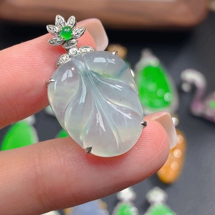 颈饰18K金镶嵌翡翠