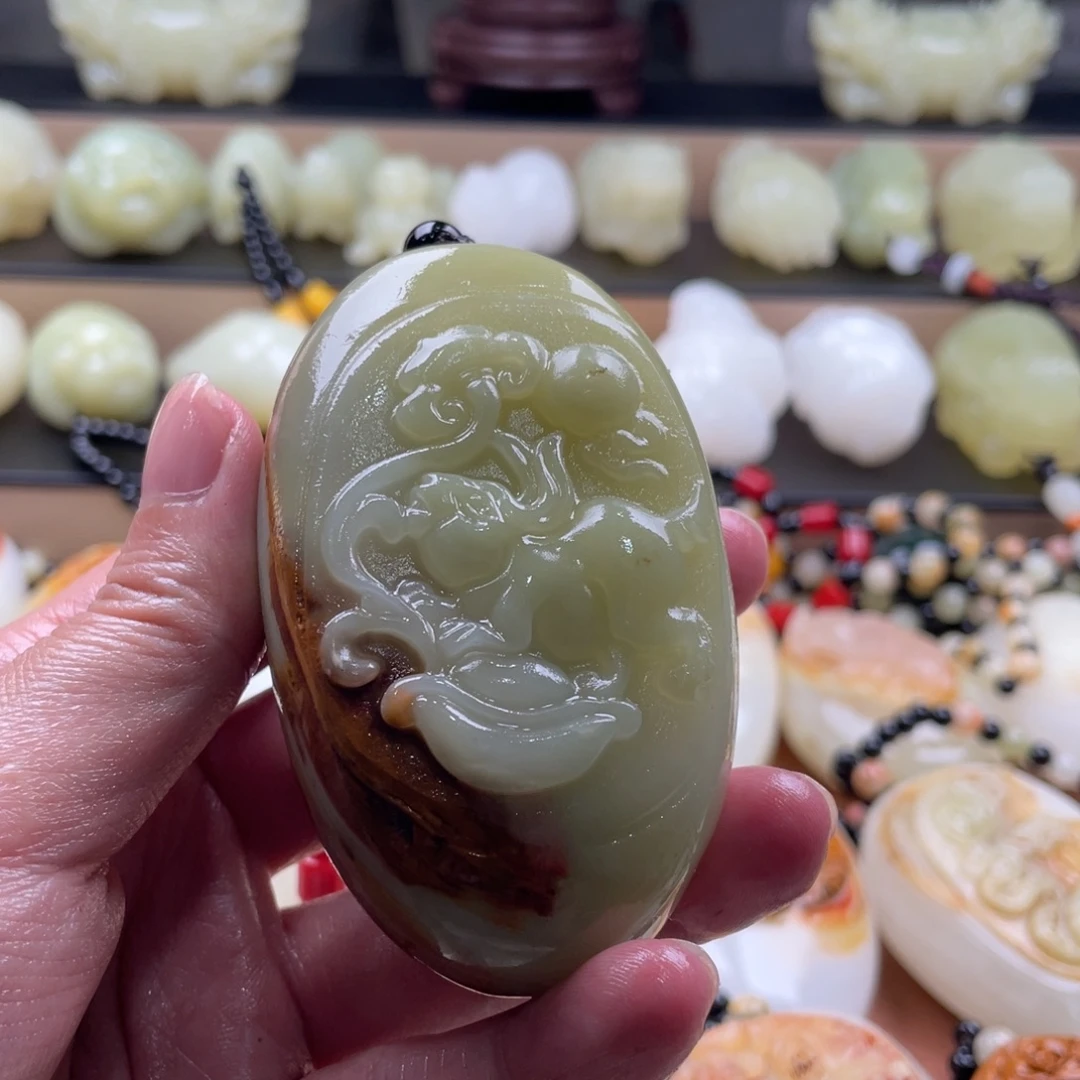 人***，石材天然古青石手把件