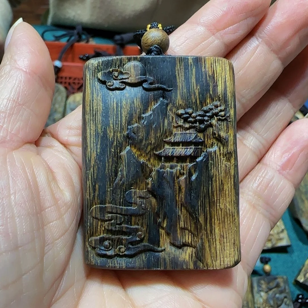 沉香吊坠海南白奇乌身老料雕刻山水牌带绳13.7克