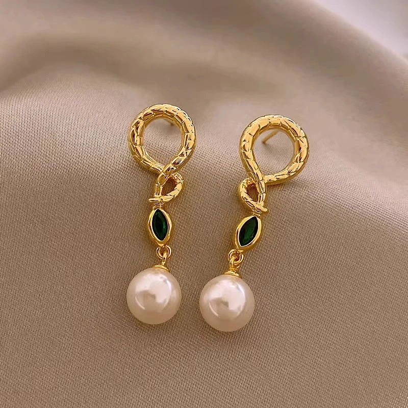 铜合金耳饰 复古缠绕蛇形珠珠耳钉轻奢高级感气质秋冬大气耳环女