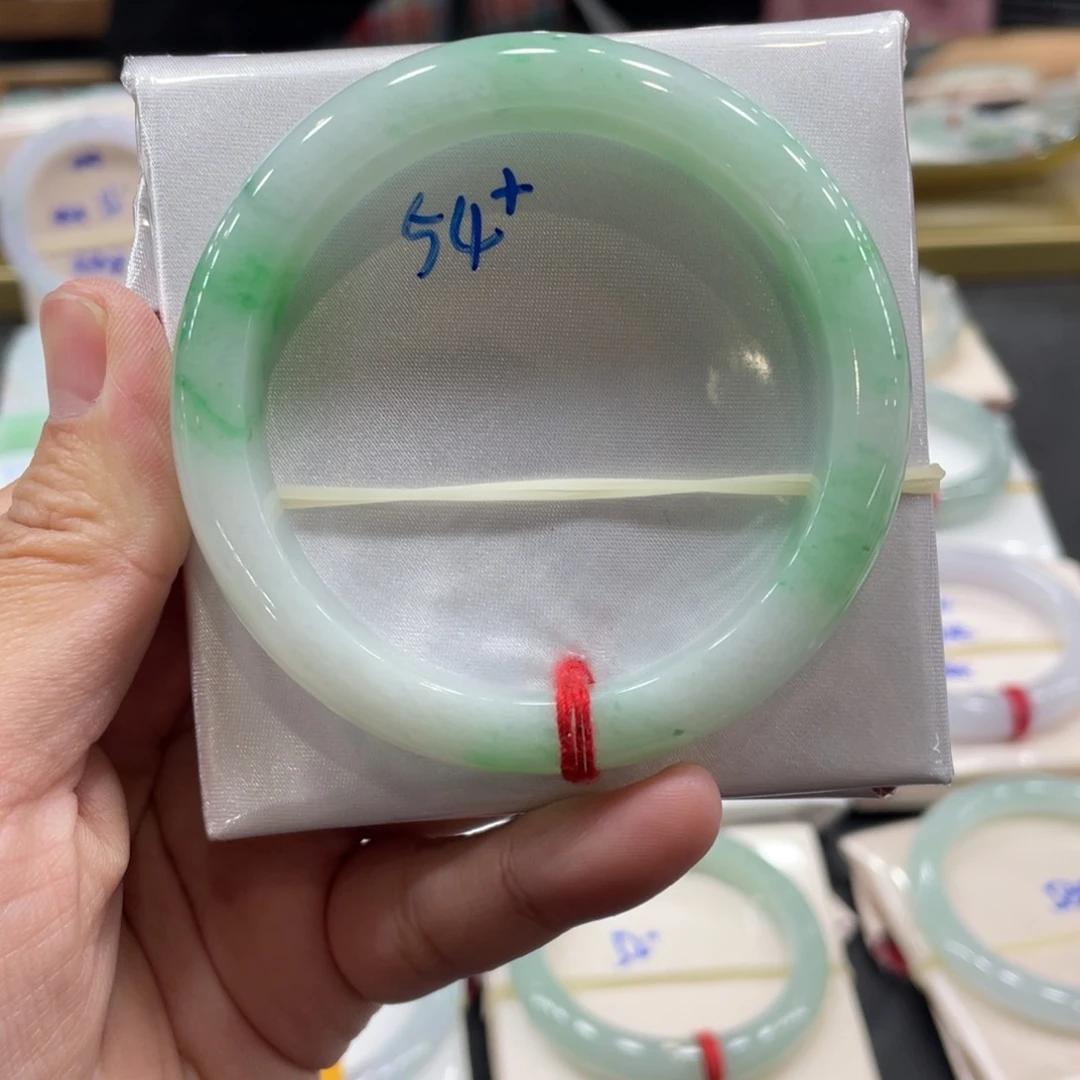 翡翠手镯未镶嵌翡翠手镯