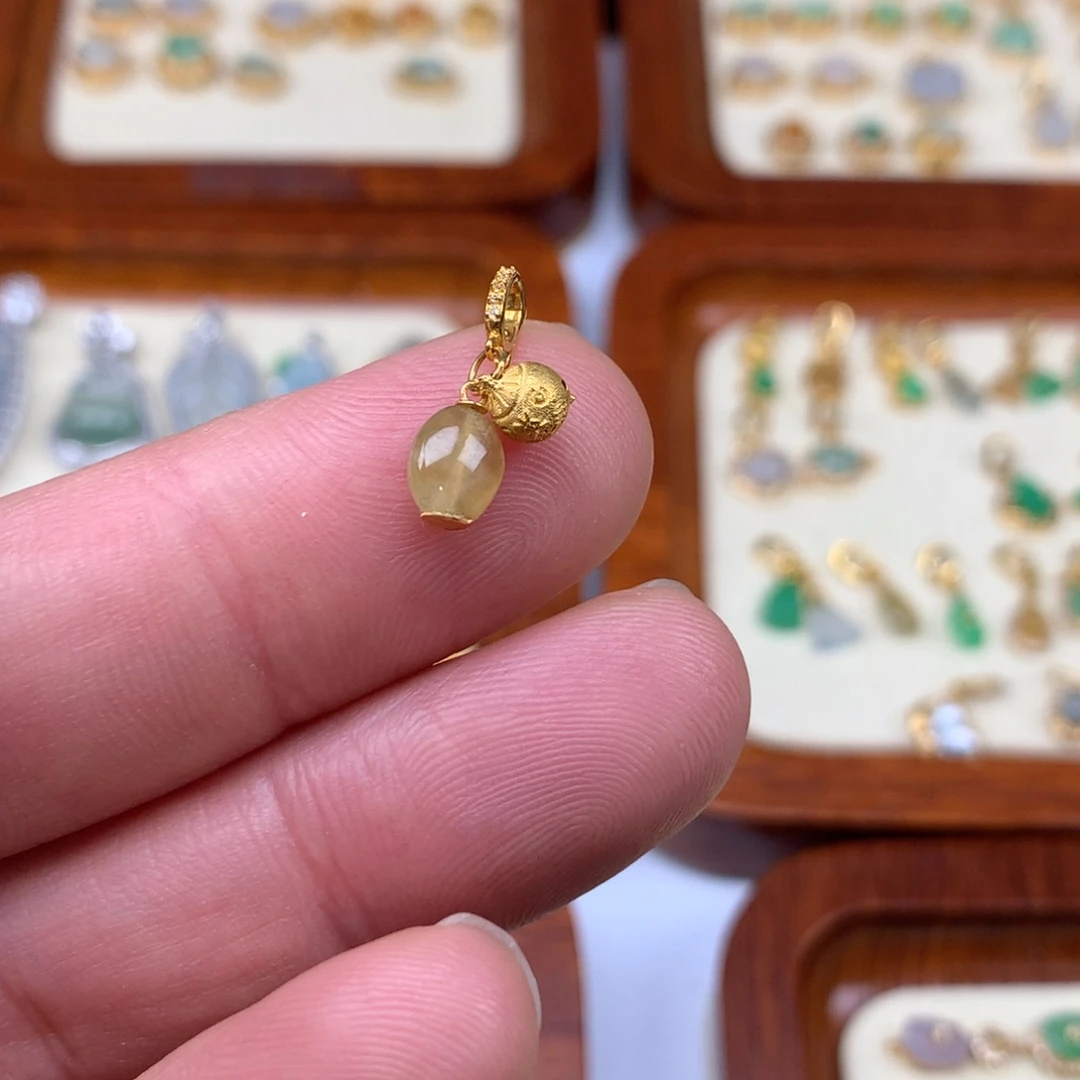 翡翠18K金镶嵌颈饰枣珠