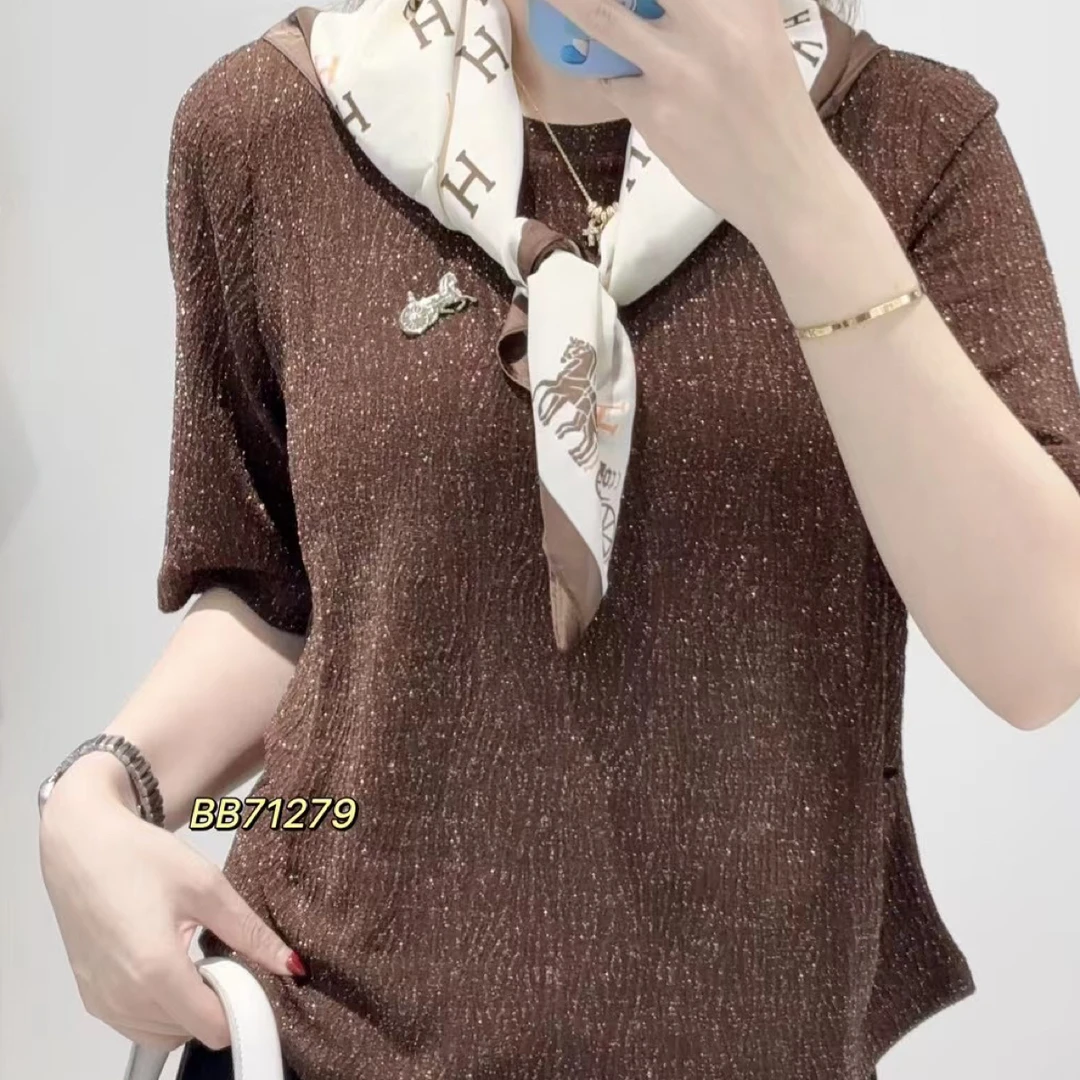 播本25早秋新款佩戴字母丝巾 外面料闪亮点缀