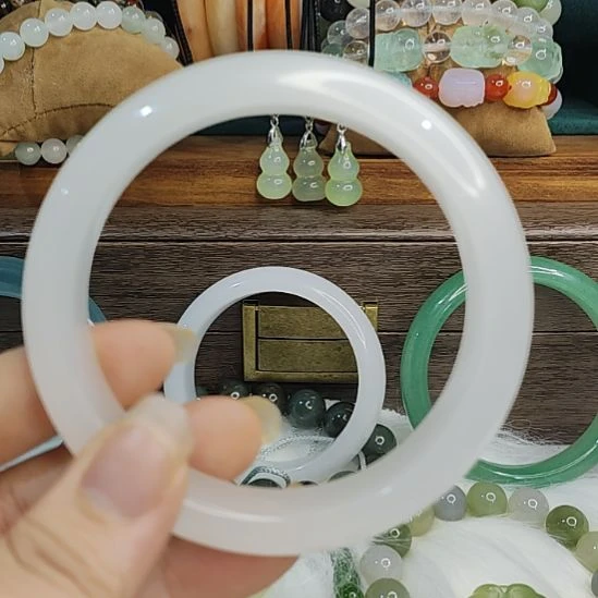 未镶嵌手镯石英质玉手镯