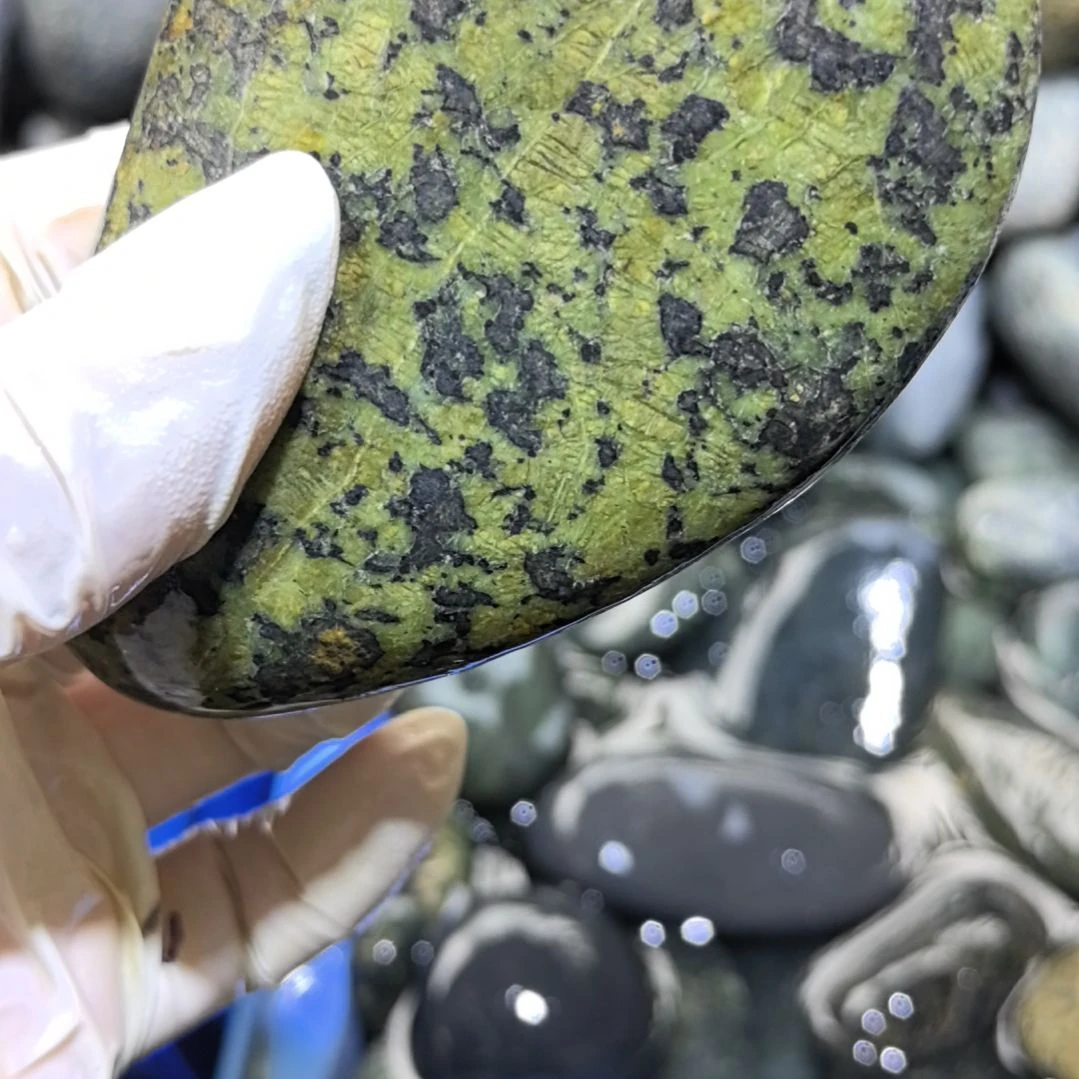 丽***店藏玉药王石原石一个摆件