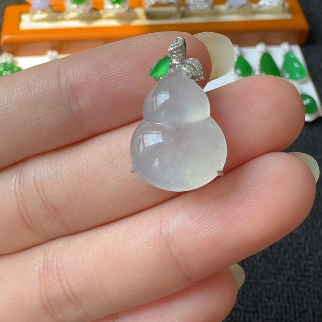 翡翠18K金镶嵌颈饰吊坠