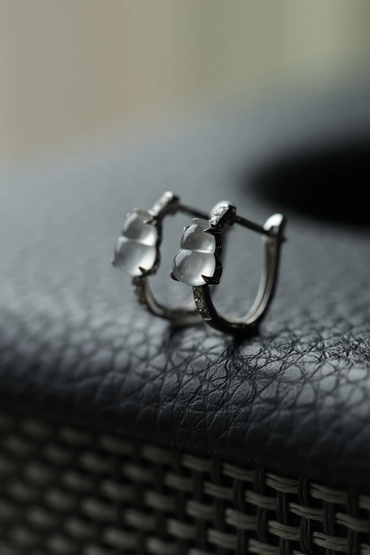 18k金镶嵌玻璃种翡翠葫芦耳扣