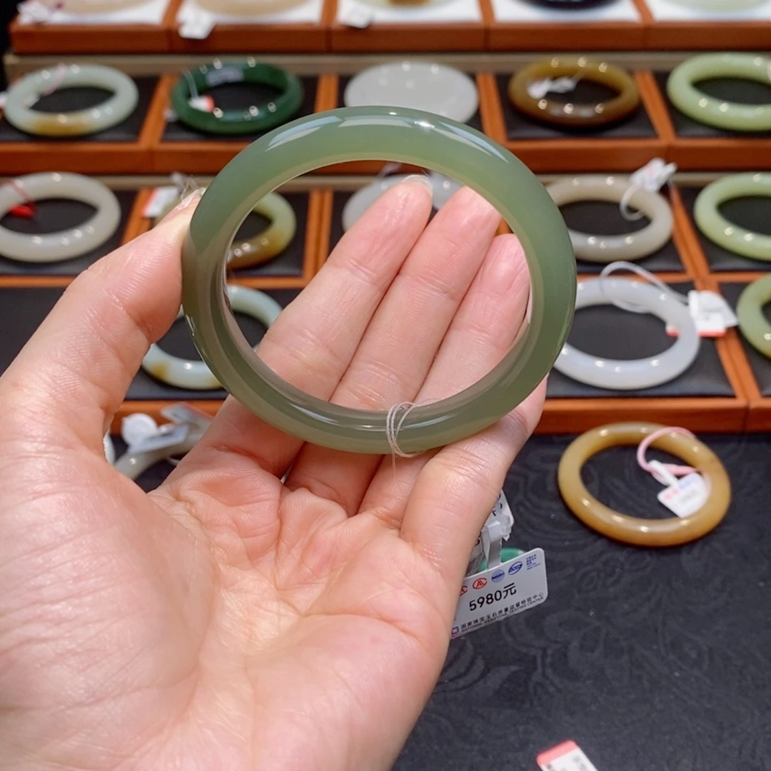 和田玉手镯未镶嵌