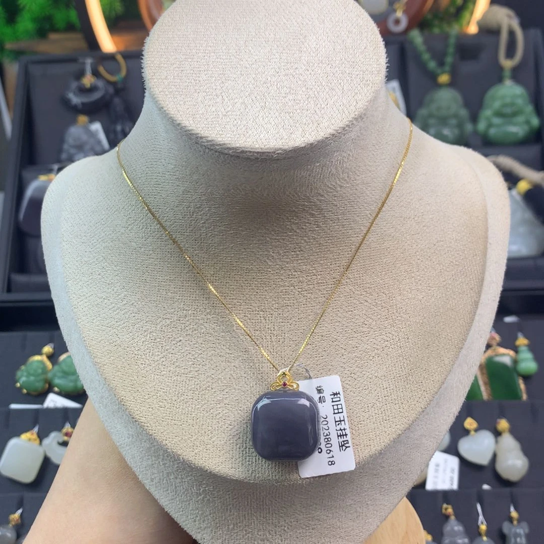 和田玉吊坠18K金镶嵌