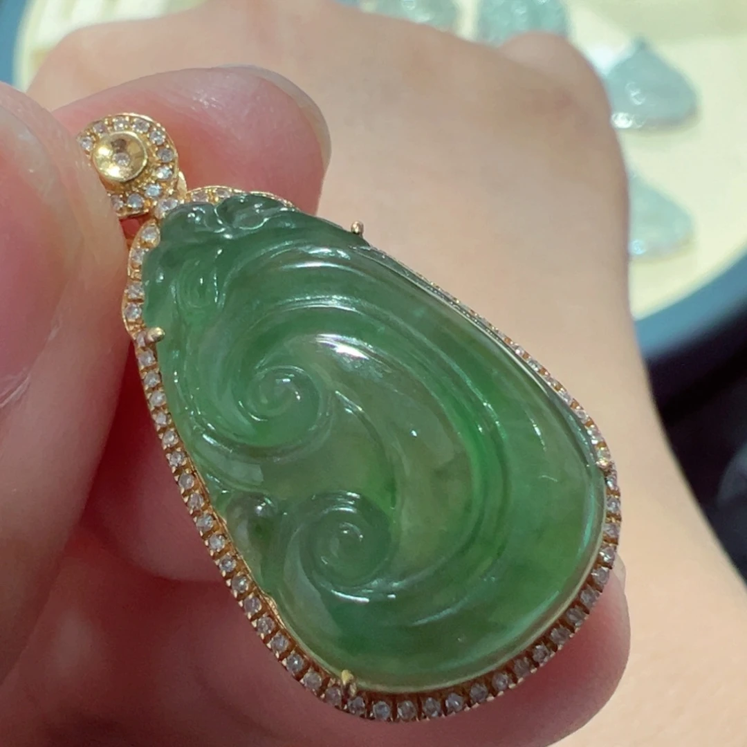 翡翠颈饰18K金镶嵌吊坠