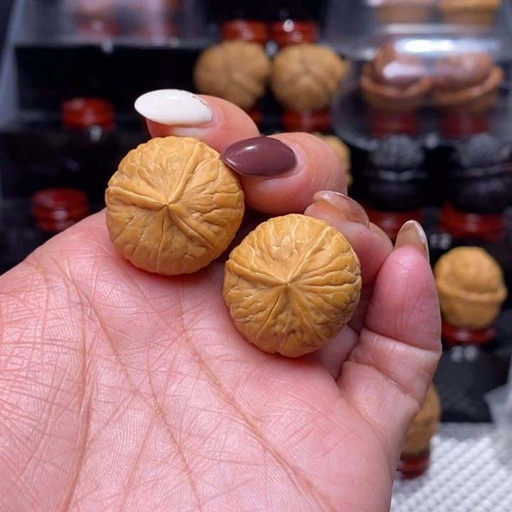 文玩核桃把件正****子手捻四棱……55