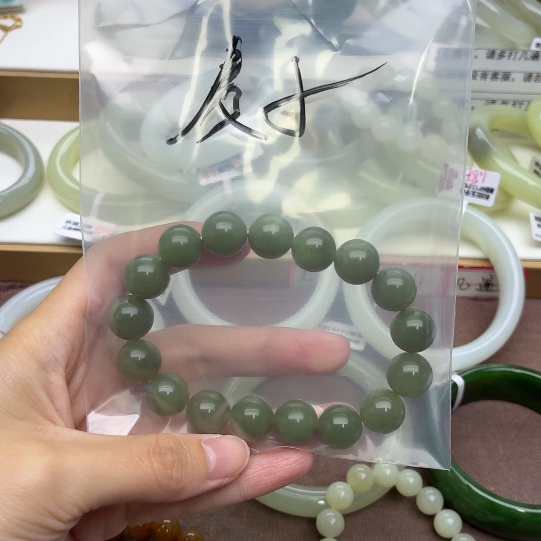 麦****未镶嵌手镯和田玉
