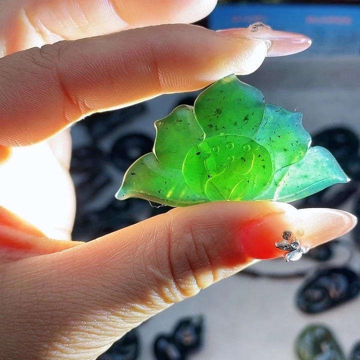 蛇纹石玉未镶嵌挂件泰山玉荷花