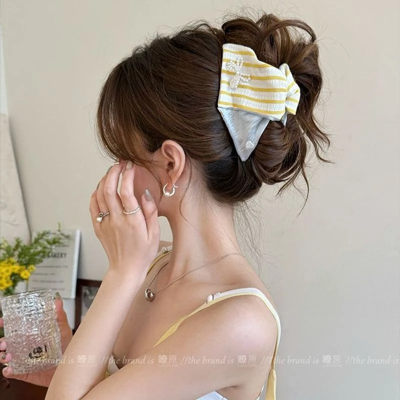 盐系黄蓝条纹三角抓夹女高级感2025新款可爱发夹后脑勺大号鲨鱼夹