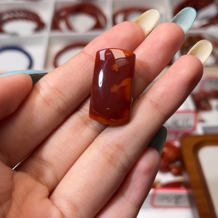 南红玛瑙未镶嵌颈饰牛血红无事牌吊坠