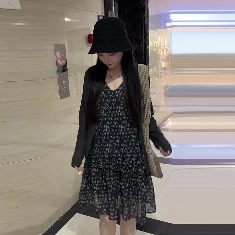法式气质碎花V领无袖连衣裙女2025夏季赫本风小个子撞色背心短裙