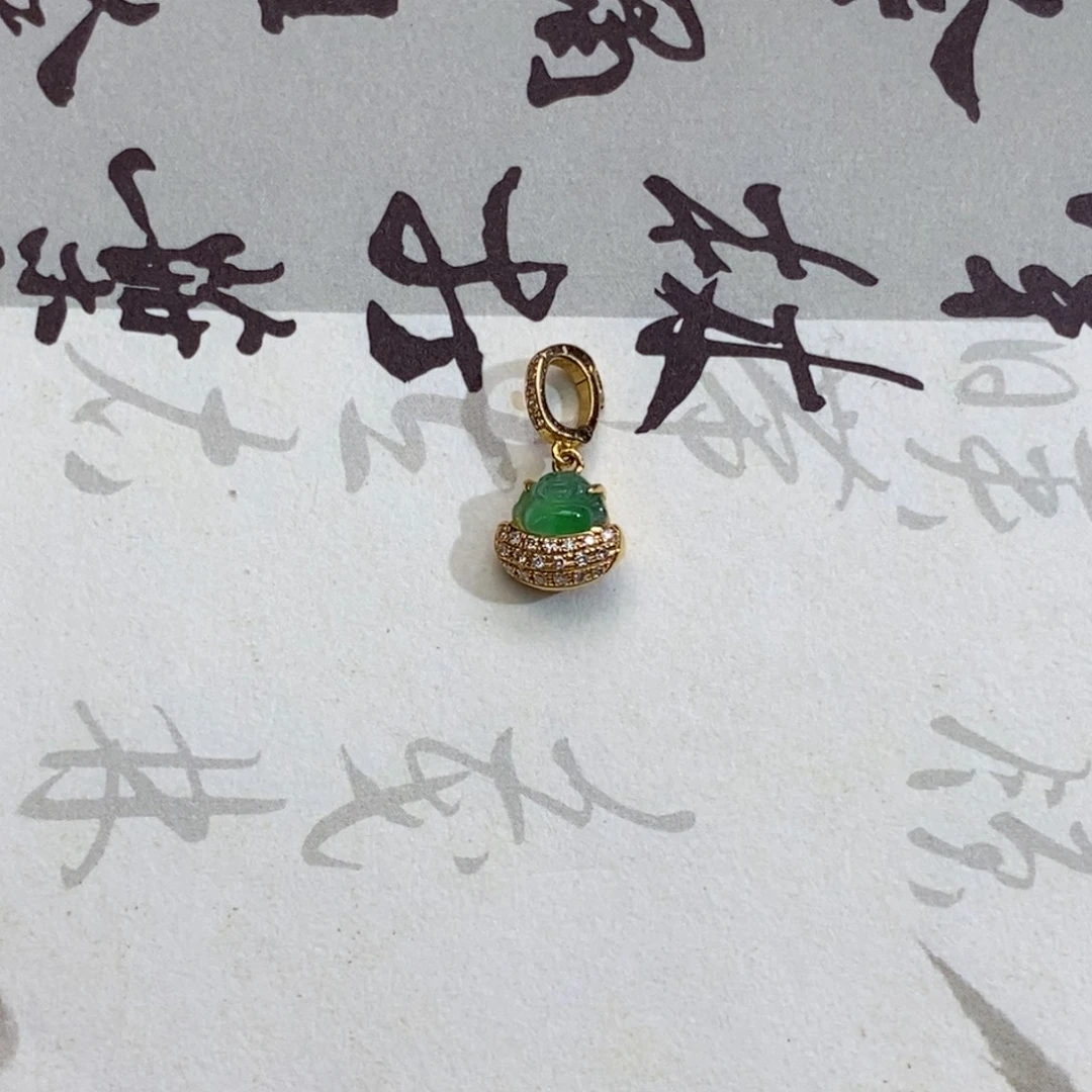 拉***。颈饰18K金镶嵌翡翠翡翠