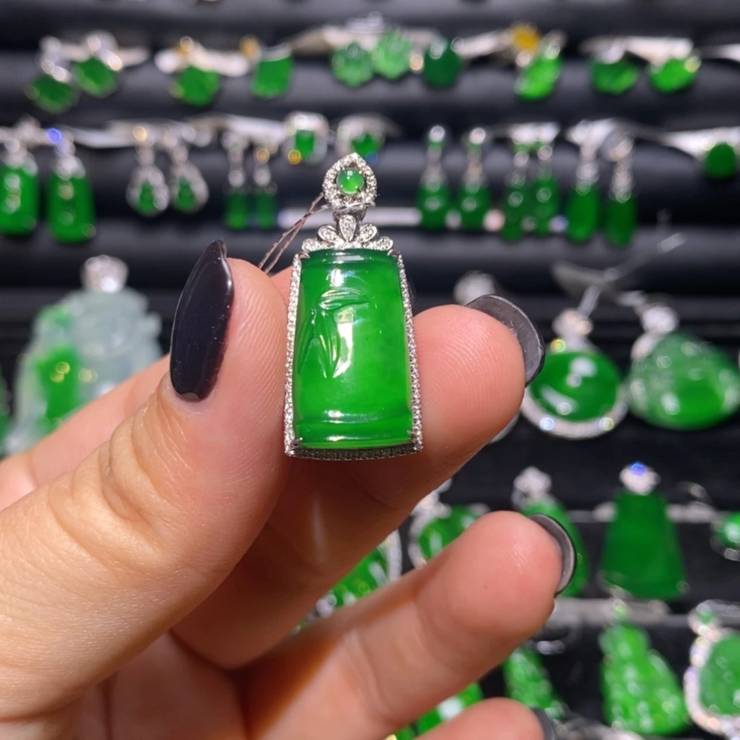 翡翠18K金镶嵌颈饰天然翡翠