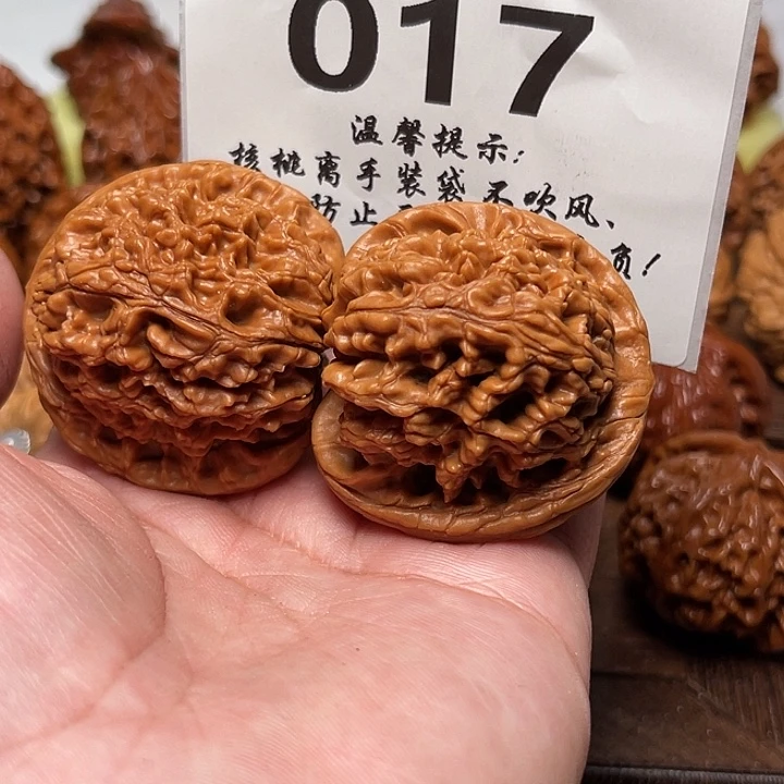 桃核把件水龙纹。边43。 017
