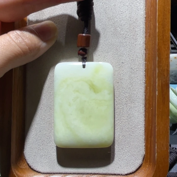 未镶嵌颈饰蓝田玉（蛇纹石化大理石玉）耶*?