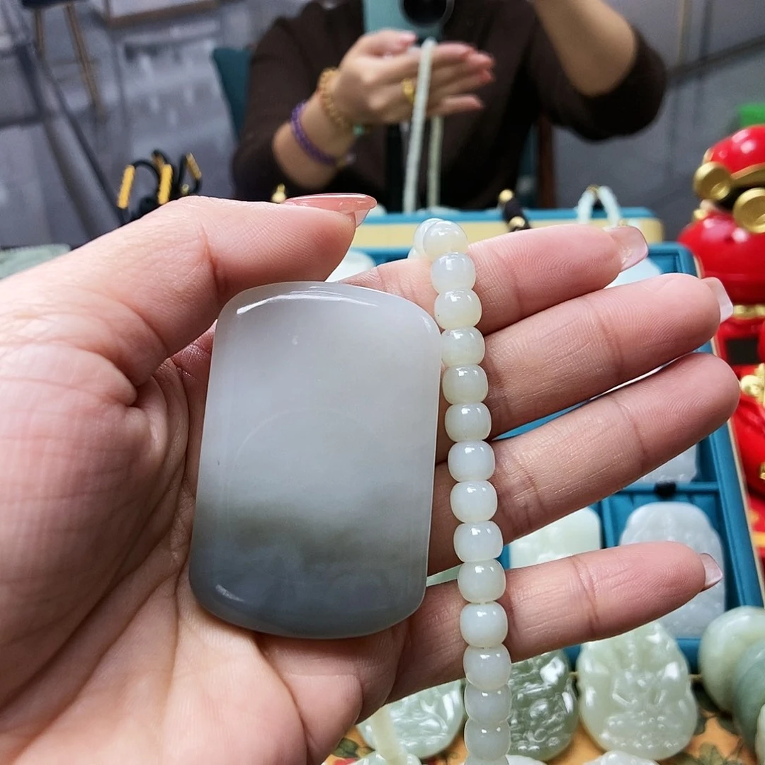 和田玉颈饰未镶嵌落****?