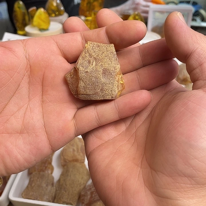 金***路定制琥珀未镶嵌天然琥珀蜜蜡