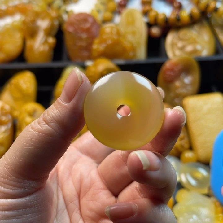 龚***浩石英质玉未镶嵌颈饰