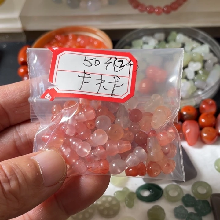 颈饰未镶嵌南红玛瑙卡****?
