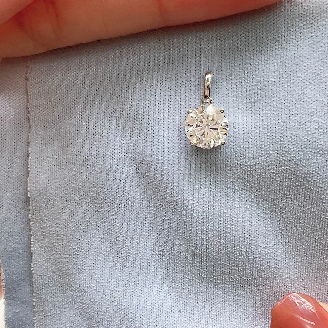 实验室培育钻石吊坠18K金镶嵌1.073ct K白四爪万能扣吊坠