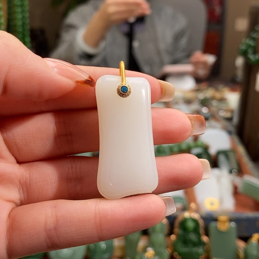 【闪购商品】吊坠(赠链)18K金镶嵌和田玉